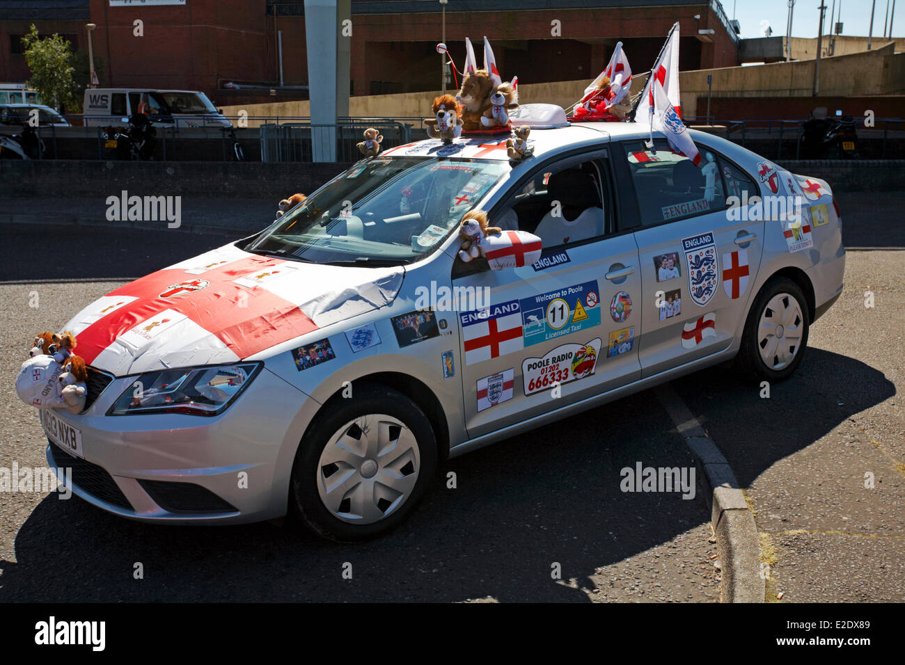 Dorset, Regno Unito. 19 giugno 2014. World Cup decorate taxi Credito: Carolyn Jenkins/Alamy Live News Foto Stock