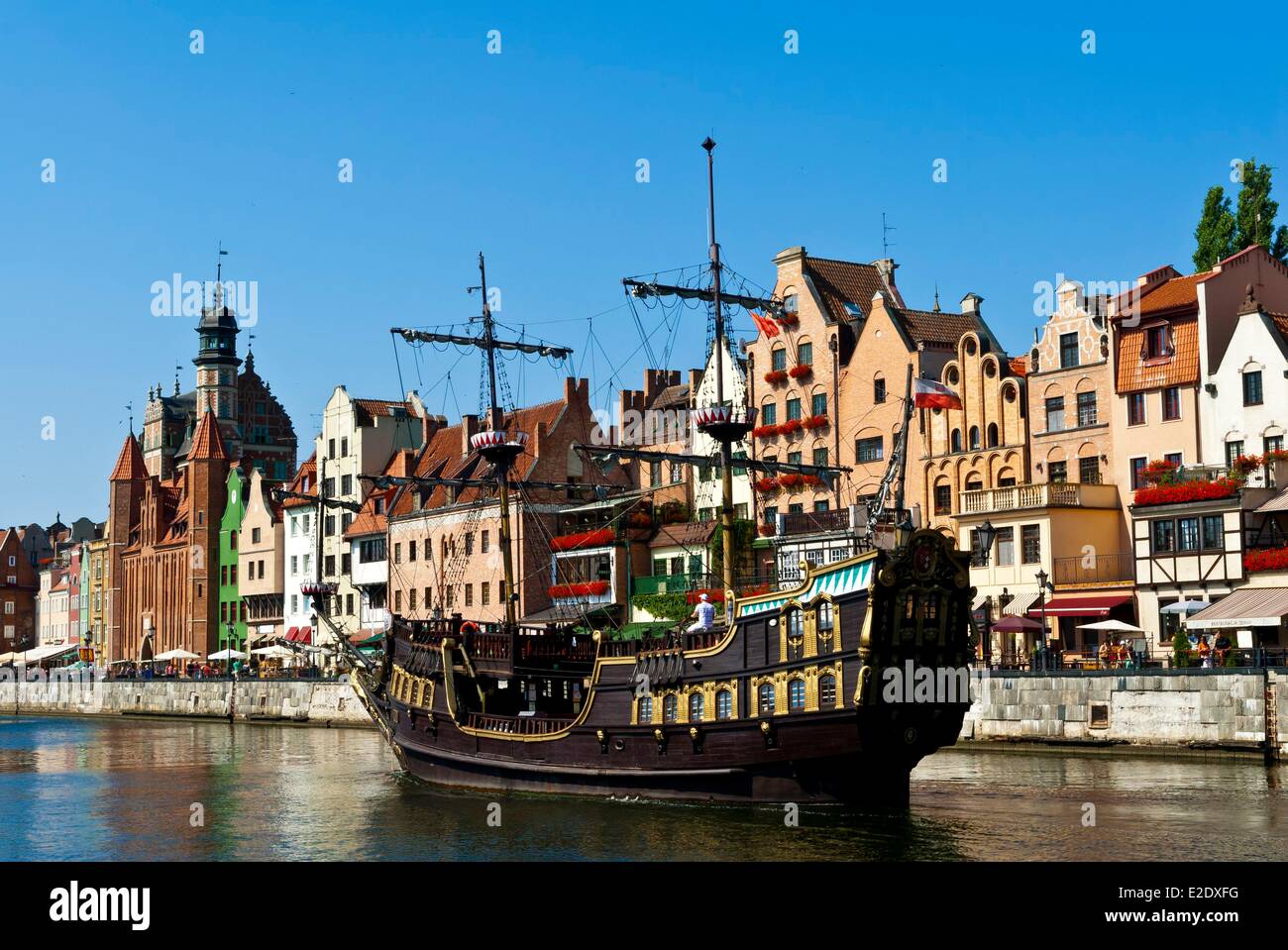 La Polonia orientale di Danzica - Pomerania occidentale un viaggio turistico su una vecchia barca sul fiume Motlawa nella parte anteriore della storica Quayside (Dlugie Pobrzeze) Foto Stock