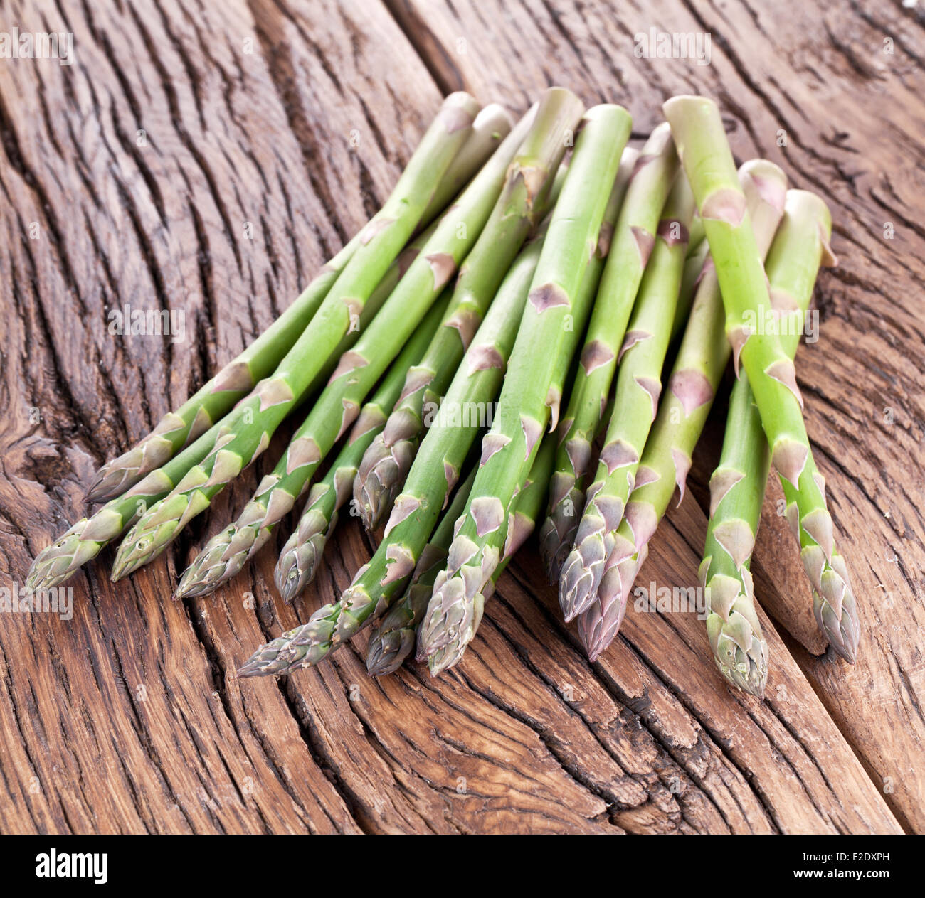 Mazzetto di asparagi su un tavolo di legno. Foto Stock