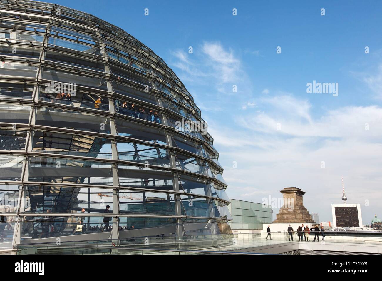 Germania Berlino Reichstag Bundestag cupola di vetro (tedesco Parlement dal 1999) dall'architetto Sir Norman Foster Foto Stock