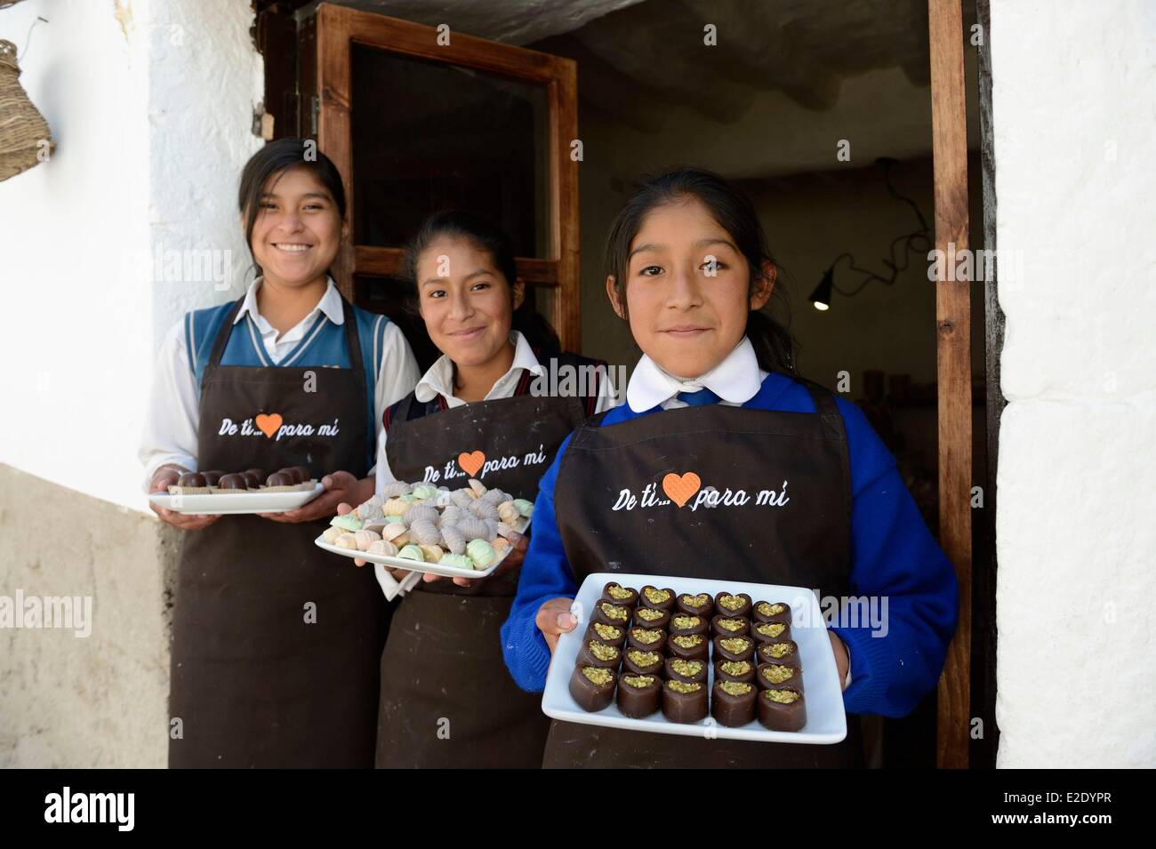 Il Perù Cuzco provincia Cuzco tre giovani ragazze peruviano che praticano nel negozio di cioccolato De Ti Para mi da la Ninos Unidos Foto Stock