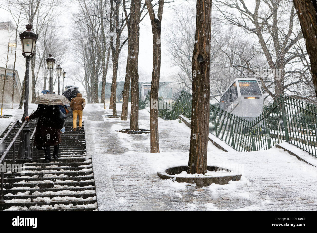 Francia Paris Montmartre sotto la neve lungo le scale Montmartre funivia Foto Stock