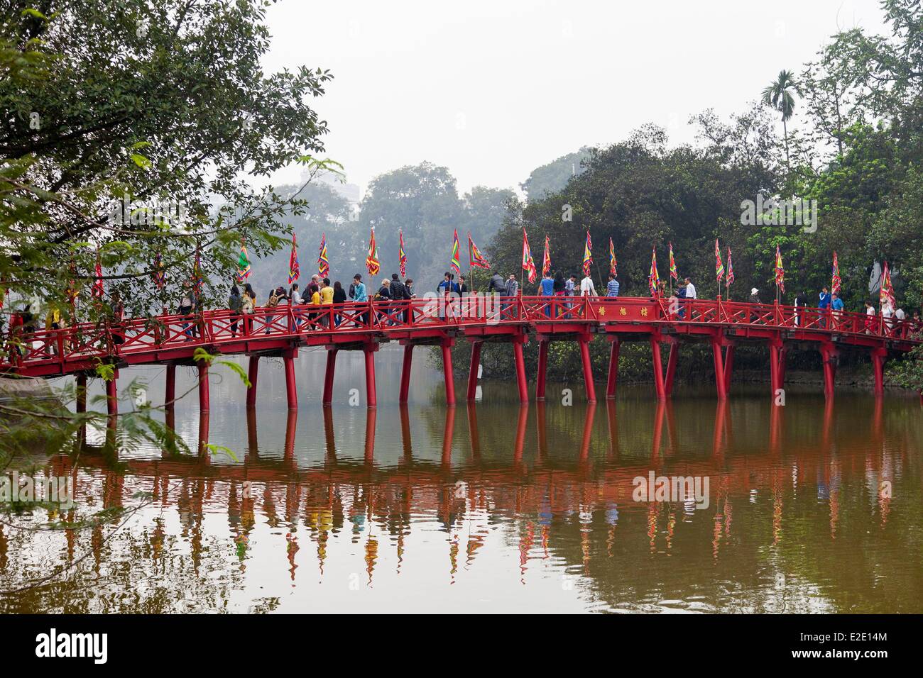 Vietnam Hanoi Città Vecchia Huc ponte sul lago Hoan Kiem restaurato spada Lago Foto Stock