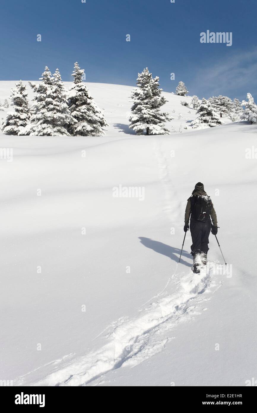Francia Isere Vercors riserva naturale nazionale con le racchette da neve escursionista femmina sopra il villaggio Foto Stock