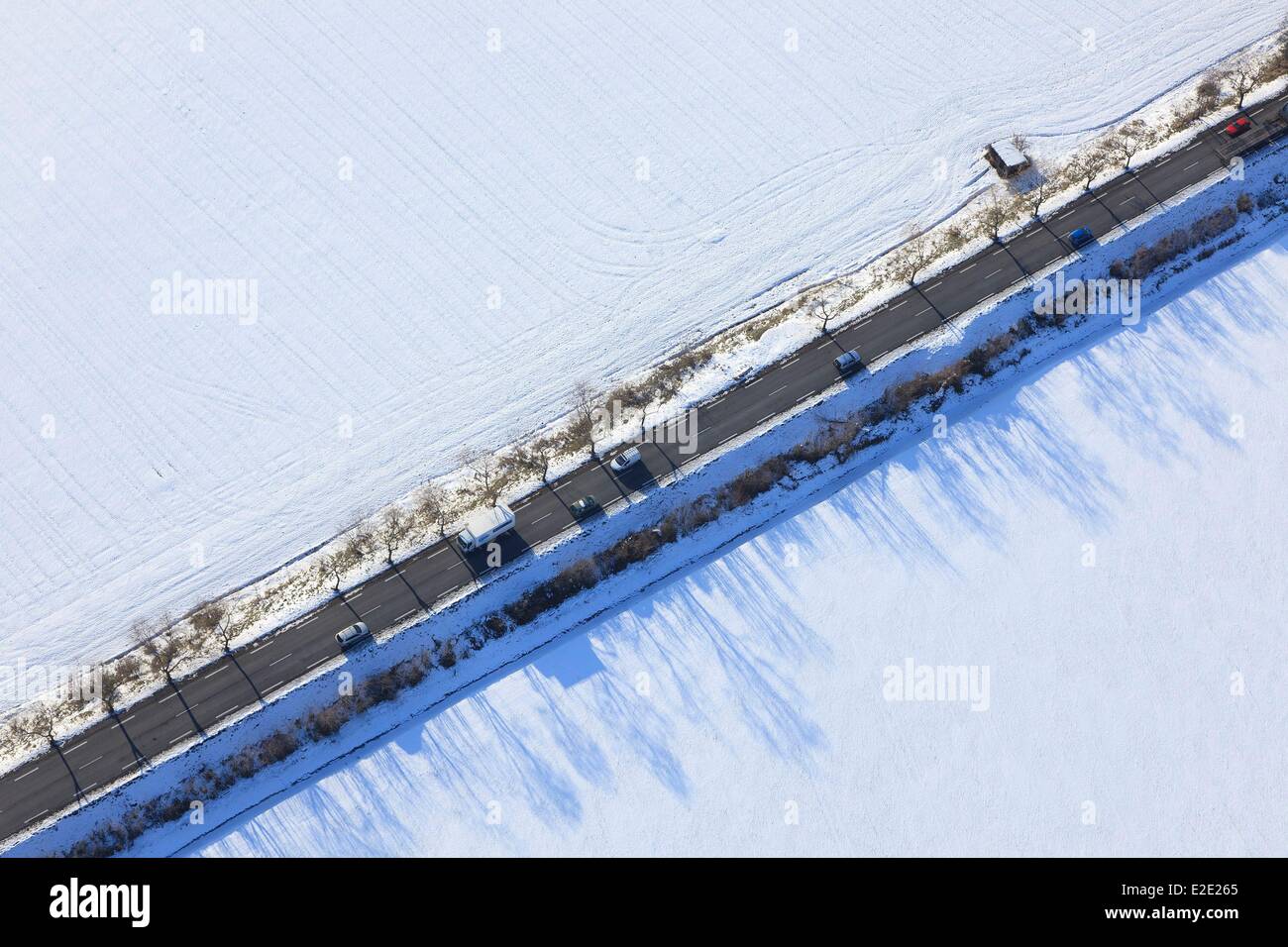 Francia Alpes de Haute Provence Les Mees rete stradale secondaria nella neve (vista aerea) Foto Stock