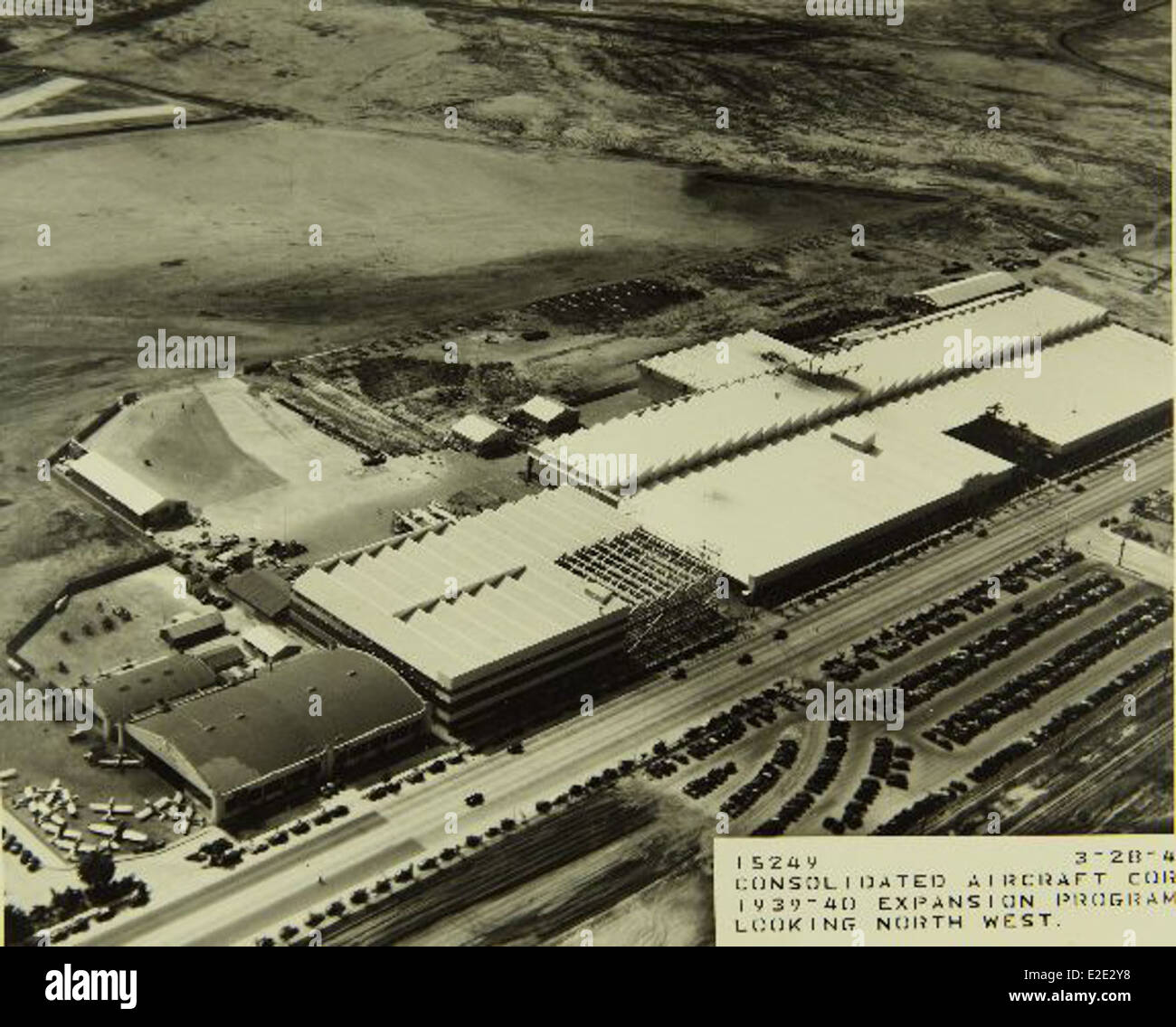 Immagine dello stabilimento Convair/General Dynamics e del suo personale. Lo stabilimento, situato a San Diego, ha svolto un ruolo chiave nella produzione aerospaziale dagli anni '1950 agli anni '1980, producendo aerei militari e civili. Questa fabbrica era essenziale per lo sviluppo di numerosi aeromobili durante i suoi anni operativi. Foto Stock