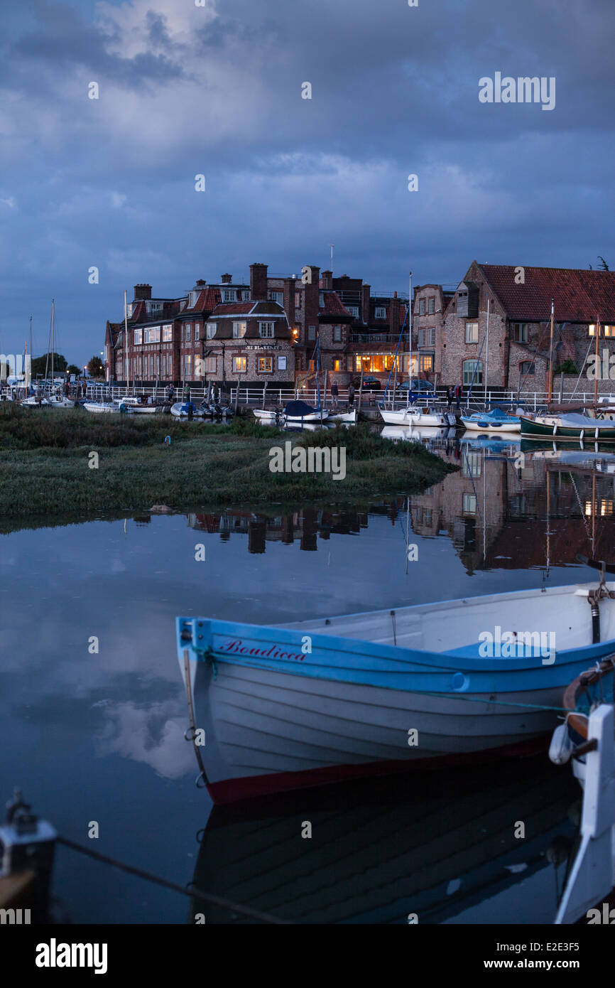 Il bel villaggio di Blakeney in Norfolk al crepuscolo Foto Stock