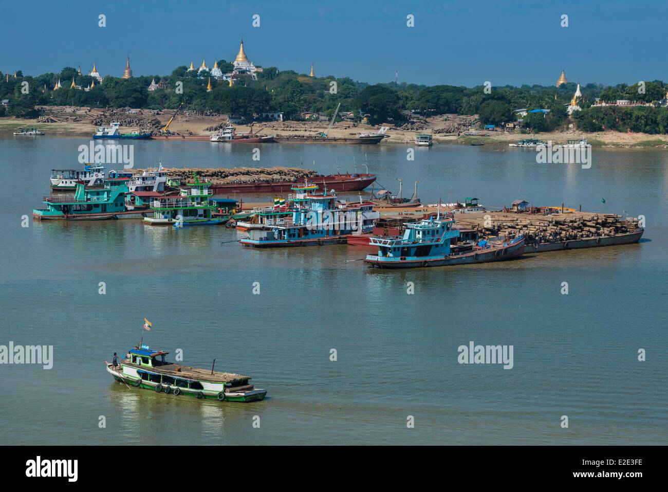 Myanmar (Birmania) Divisione Mandalay Mandalay route bettewen Sagaing e Mandalay Shawe: L unità monetaria è il Kyat Kya jetty Foto Stock