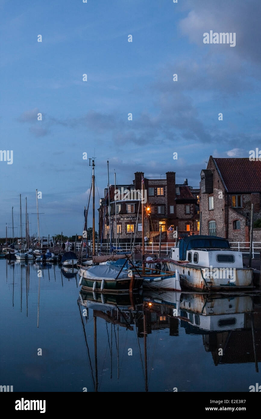 Il bel villaggio di Blakeney in Norfolk al crepuscolo Foto Stock