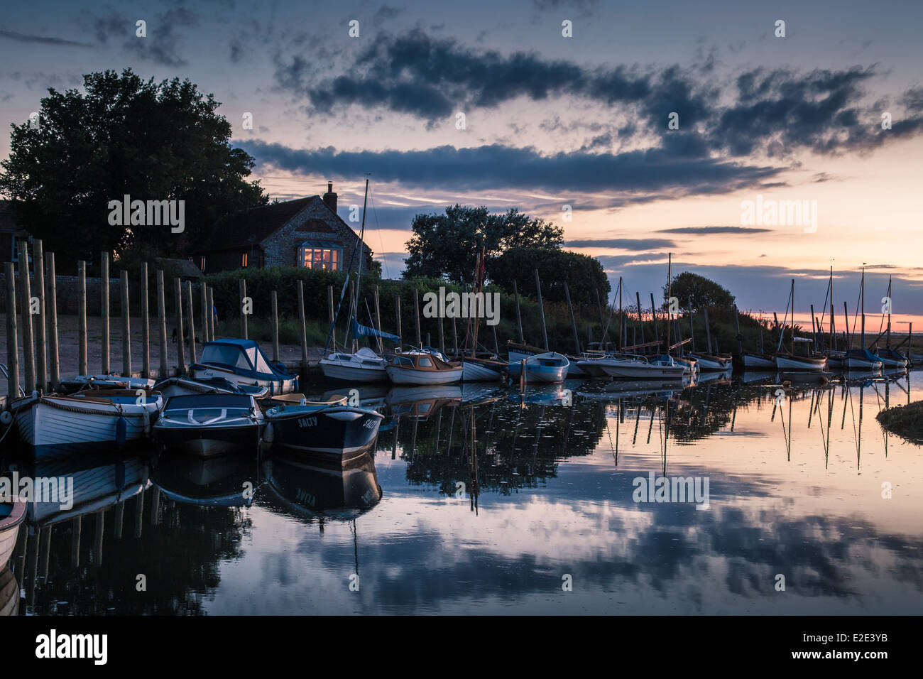 Il bel villaggio di Blakeney in Norfolk al crepuscolo Foto Stock