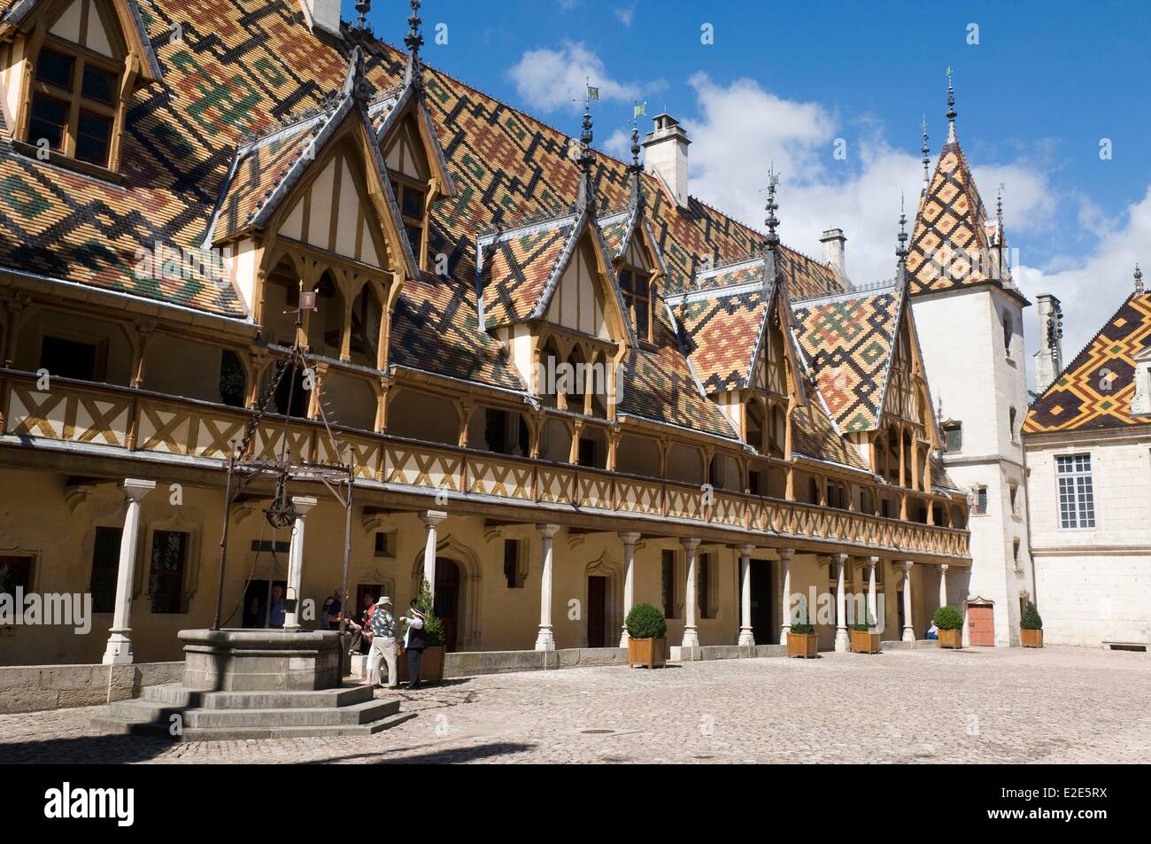 Francia, Cote d'Or, Beaune, Hospices de Beaune, Hotel Dieu, vetrate colorate tetto di tegole in corte d'Onore Foto Stock