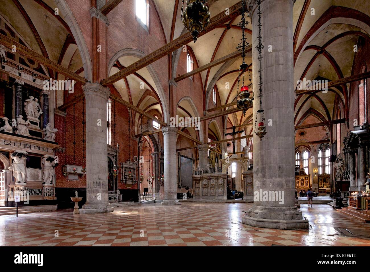 L'Italia, Veneto, Venezia, elencato come patrimonio mondiale dall UNESCO, quartiere San Palo, all'interno della basilica dei Frari Foto Stock