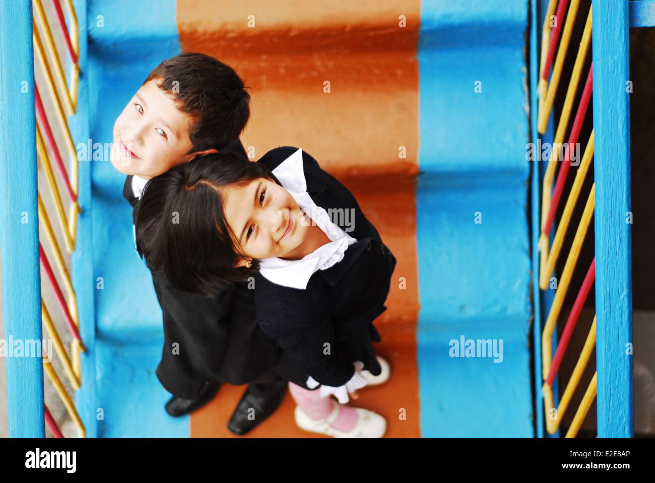 Uzbekistan, Fergana, vista aerea di sorridere i bambini delle scuole su scala Foto Stock
