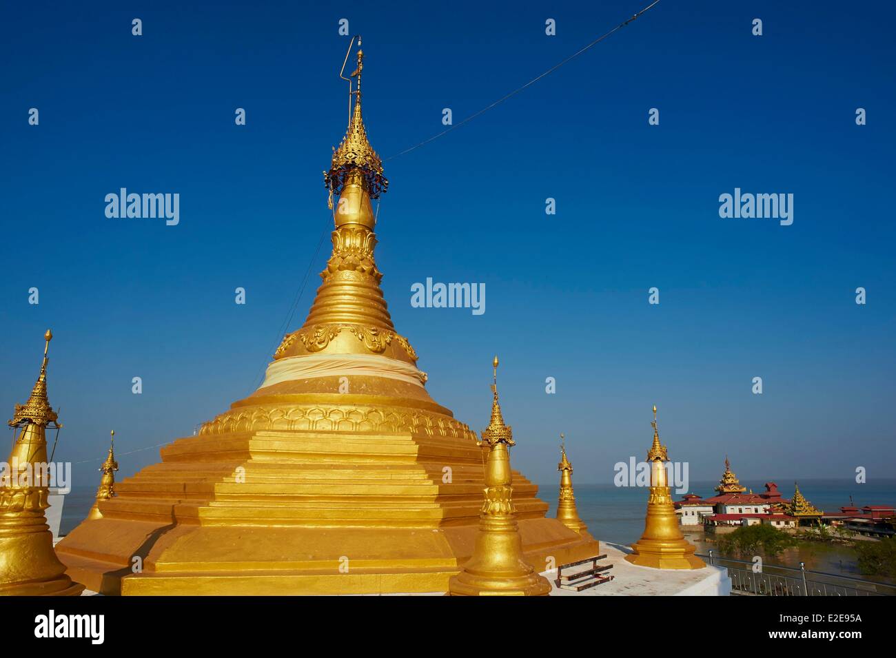 Myanmar (Birmania), Stato Mon, intorno Mawlamyine (Moulmein), Kyaikkami, Paya Yele, monastero, tempio flottante Foto Stock