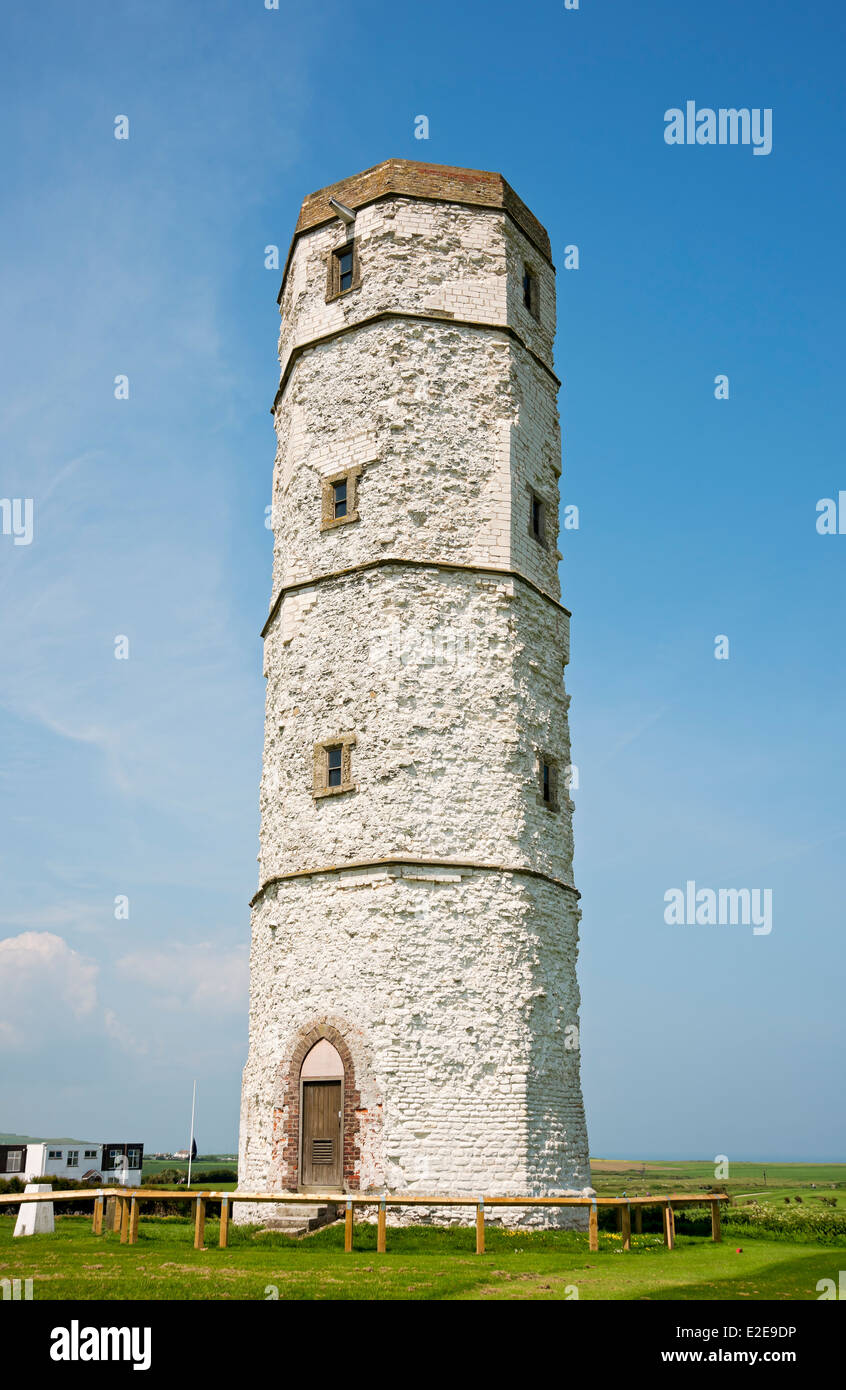 Il vecchio faro della torre di gesso a Flamborough Head in estate East Yorkshire Inghilterra Regno Unito Gran Bretagna Foto Stock