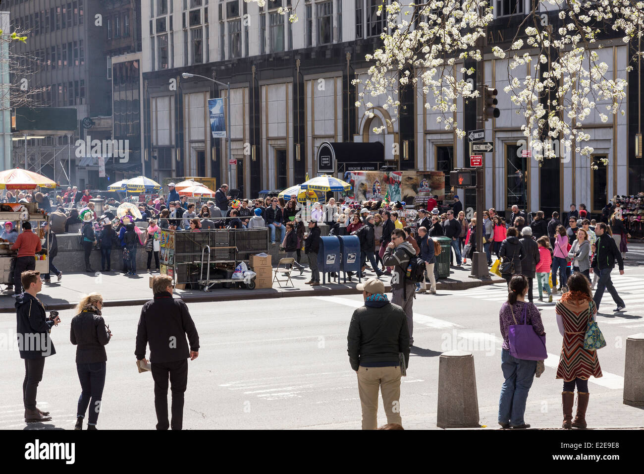 La folla godendo una giornata di primavera, GM Plaza di New York, Stati Uniti d'America Foto Stock