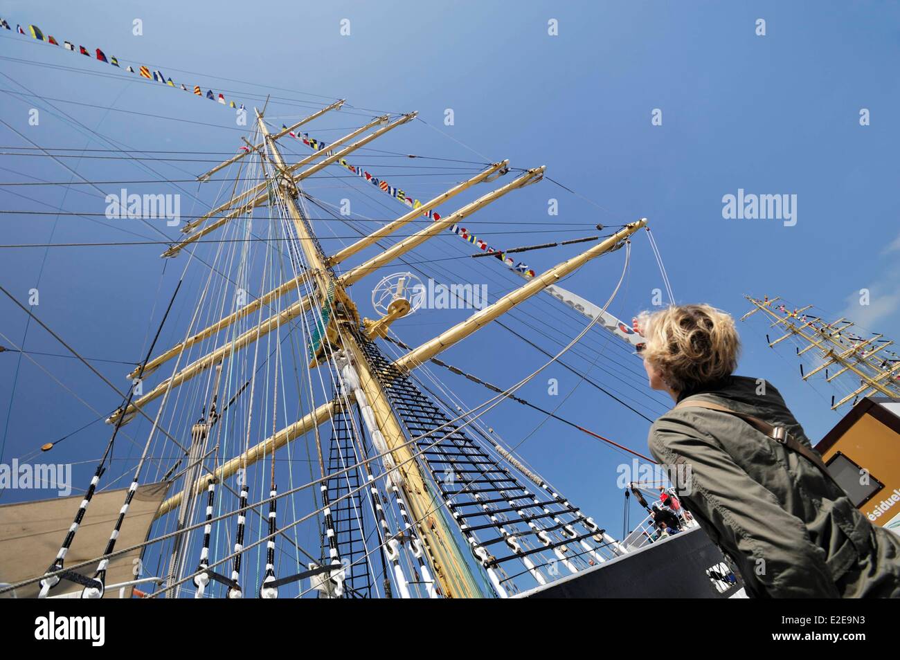 Francia, Nord, Dunkerque, donne guardando il russo boat chiamato Mir Foto Stock