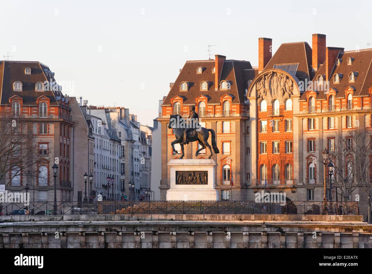 Francia Paris Henri IV statua Quai de Conti faτade e tympan chiamato La Gloire de Paris costruito nel 1930 di fronte al Pont Foto Stock