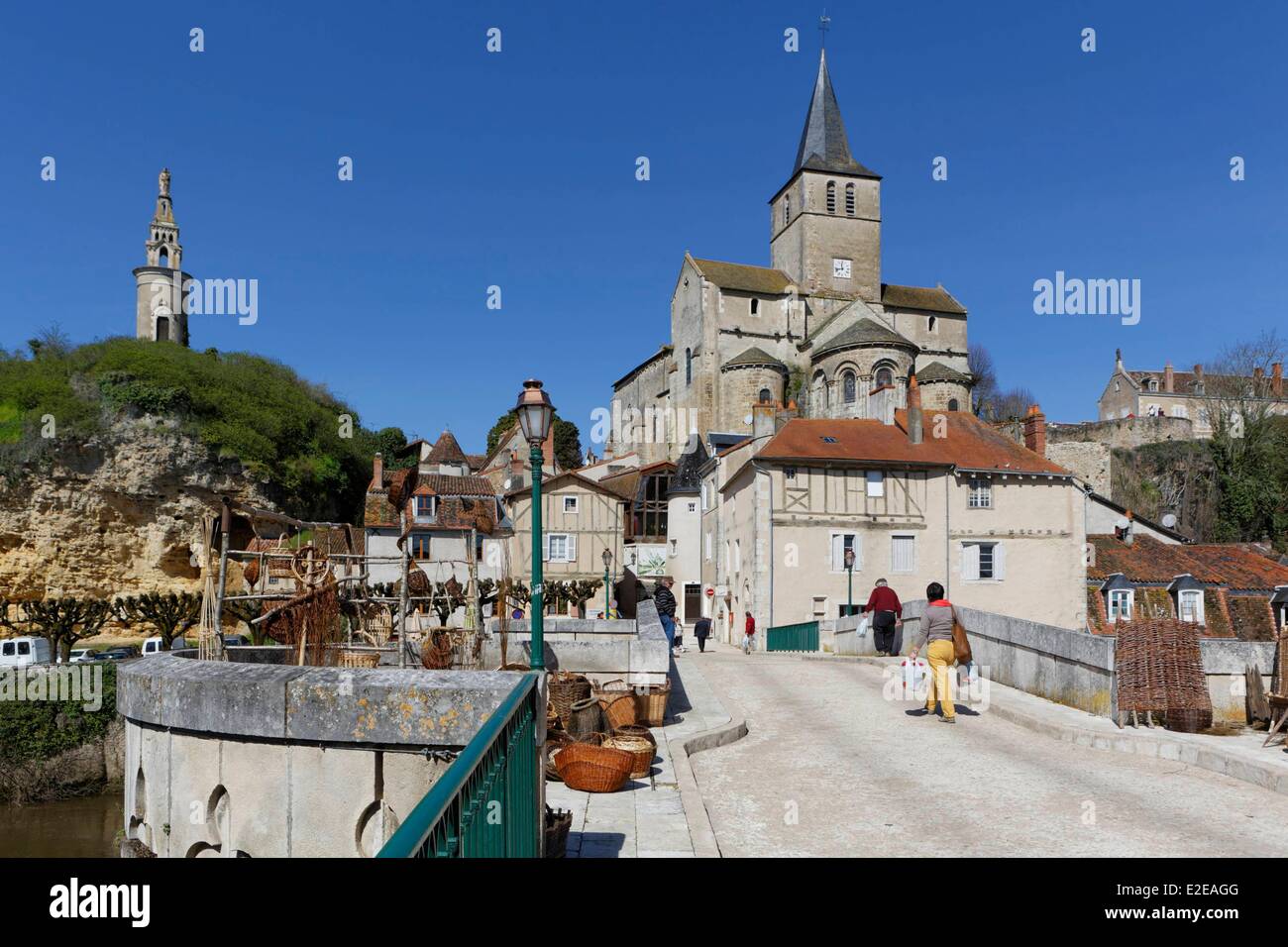 Francia, Vienne, Montmorillon, alla chiesa di Notre Dame e Ponte Vecchio, Gartempe valley Foto Stock