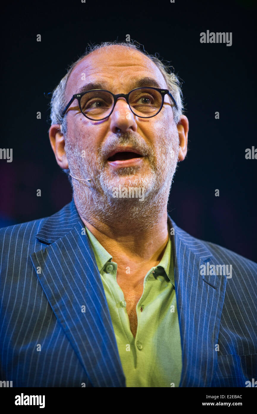 Alan Yentob parlando della realizzazione del film 'Filomena" sul palco a Hay Festival 2014 ©Jeff Morgan Foto Stock