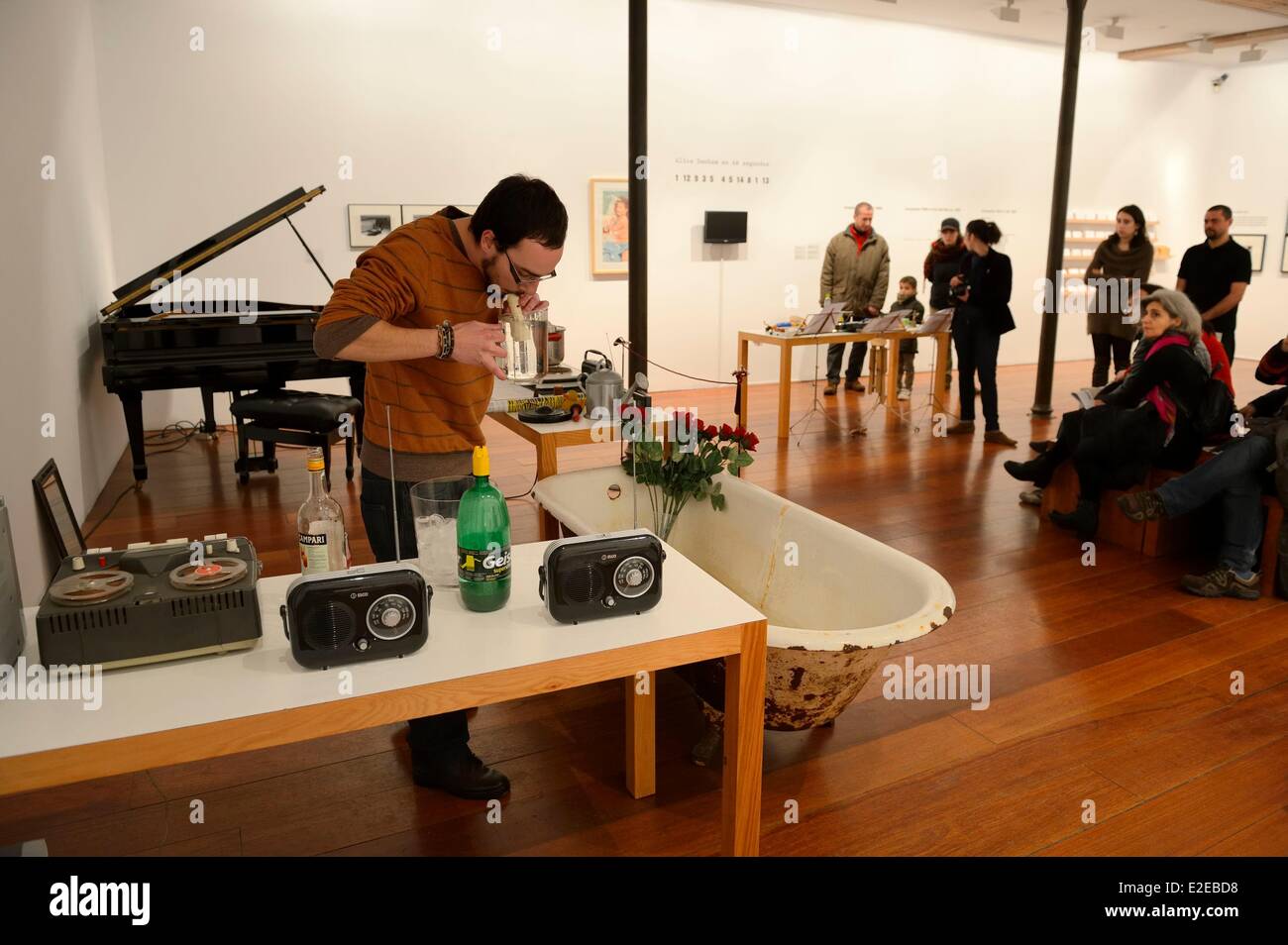 Spagna, Andalusia, Granada, Centro di Arte e Cultura Jose Guerrero, Musica y accion accadendo, acqua a piedi (1959) da John Cage Foto Stock