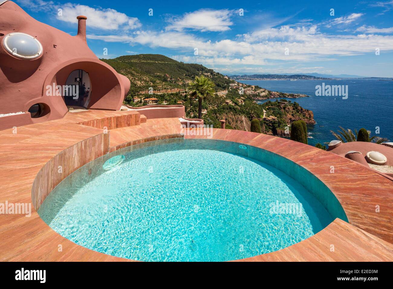 Francia, Alpes Maritimes, Theoule sur Mer, Palais rivista Bulles dall  architetto Antti Lovag, casa di Pierre Cardin Foto stock - Alamy