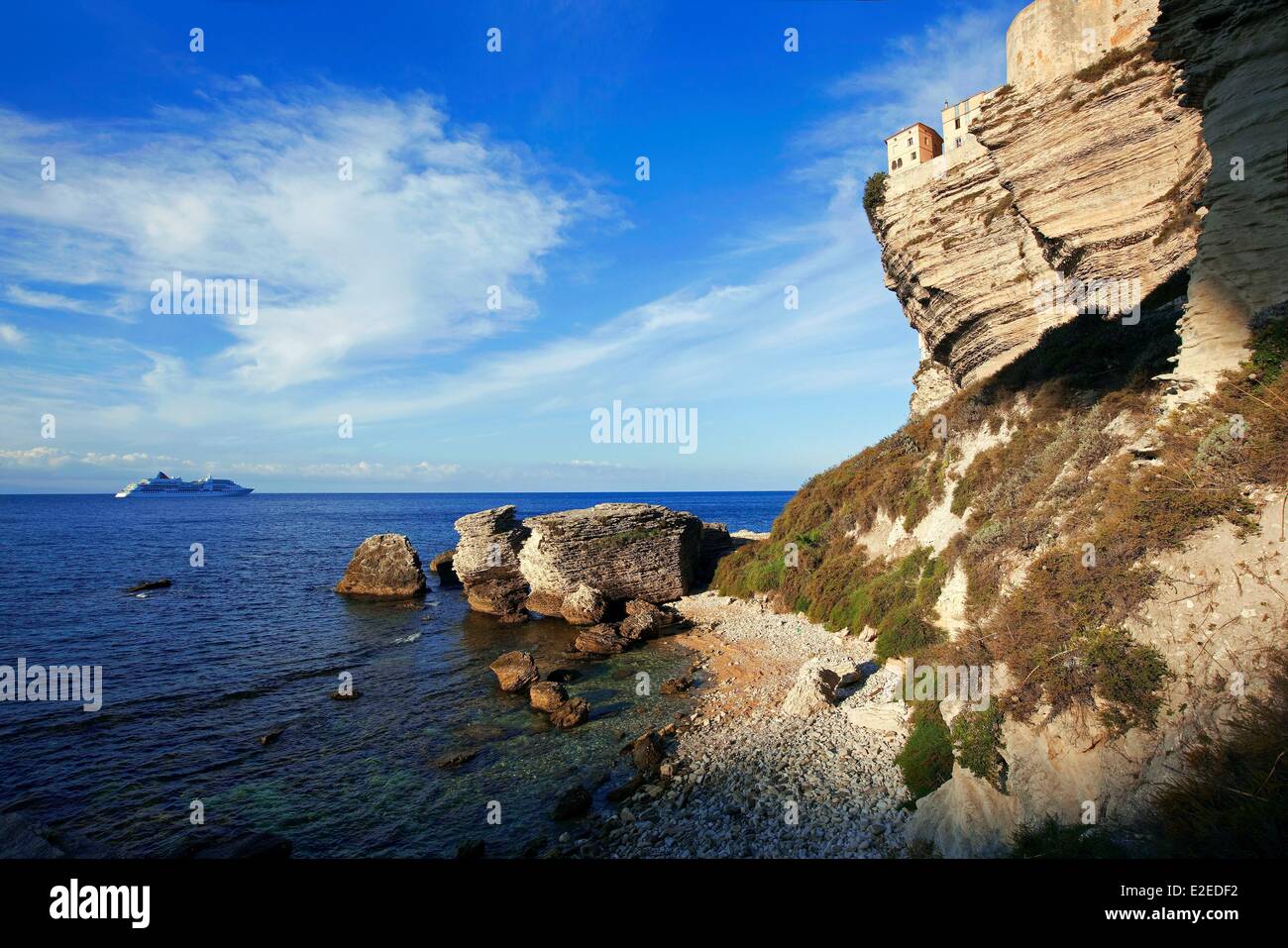Francia, Corse du Sud, Bonifacio, spiaggia Sutta Rocca traghetto tra Bonifacio e la Sardegna in background Foto Stock