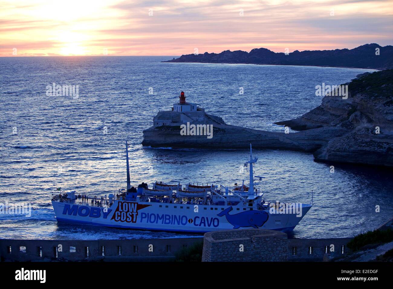 Francia, Corse du Sud, Bonifacio, ammiraglia Madonetta, traghetto dalla Sardegna, Cap de Feno in background Foto Stock