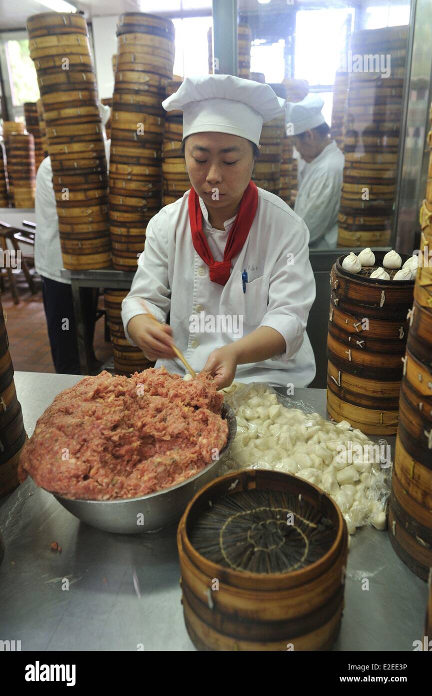 Cina Shanghai Nanshi district Yu Yuan Bazaar cuochi prepara Dim sun e Xiao Long Bao (gnocchi di patate al vapore) per il ristorante Foto Stock