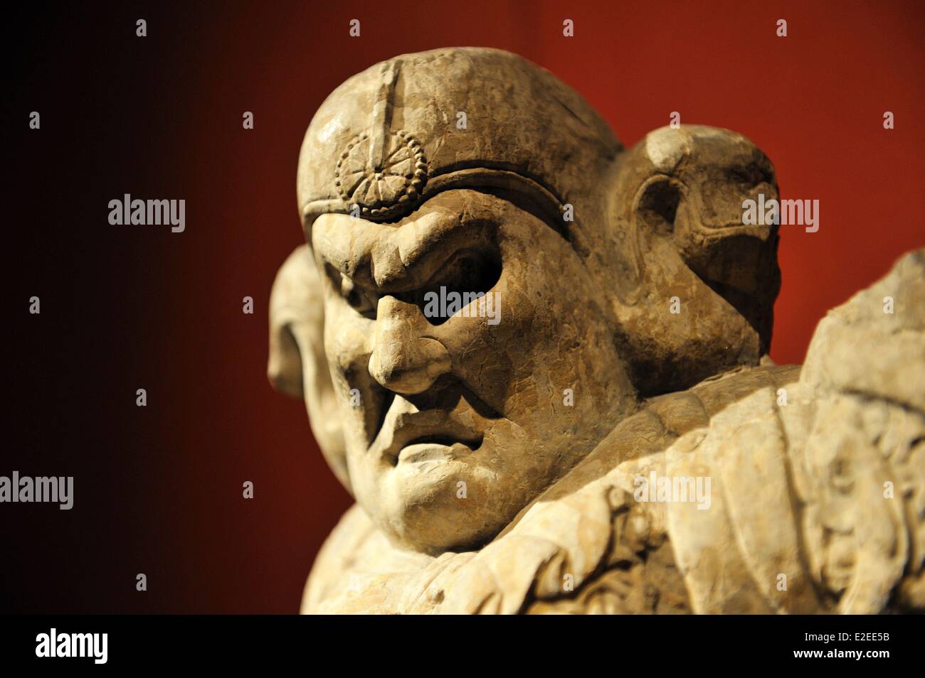 Cina, Shanghai, a Piazza del Popolo, il museo di Shanghai, statua di pietra della Lokapala, Tang, 618-907 d.c. Foto Stock