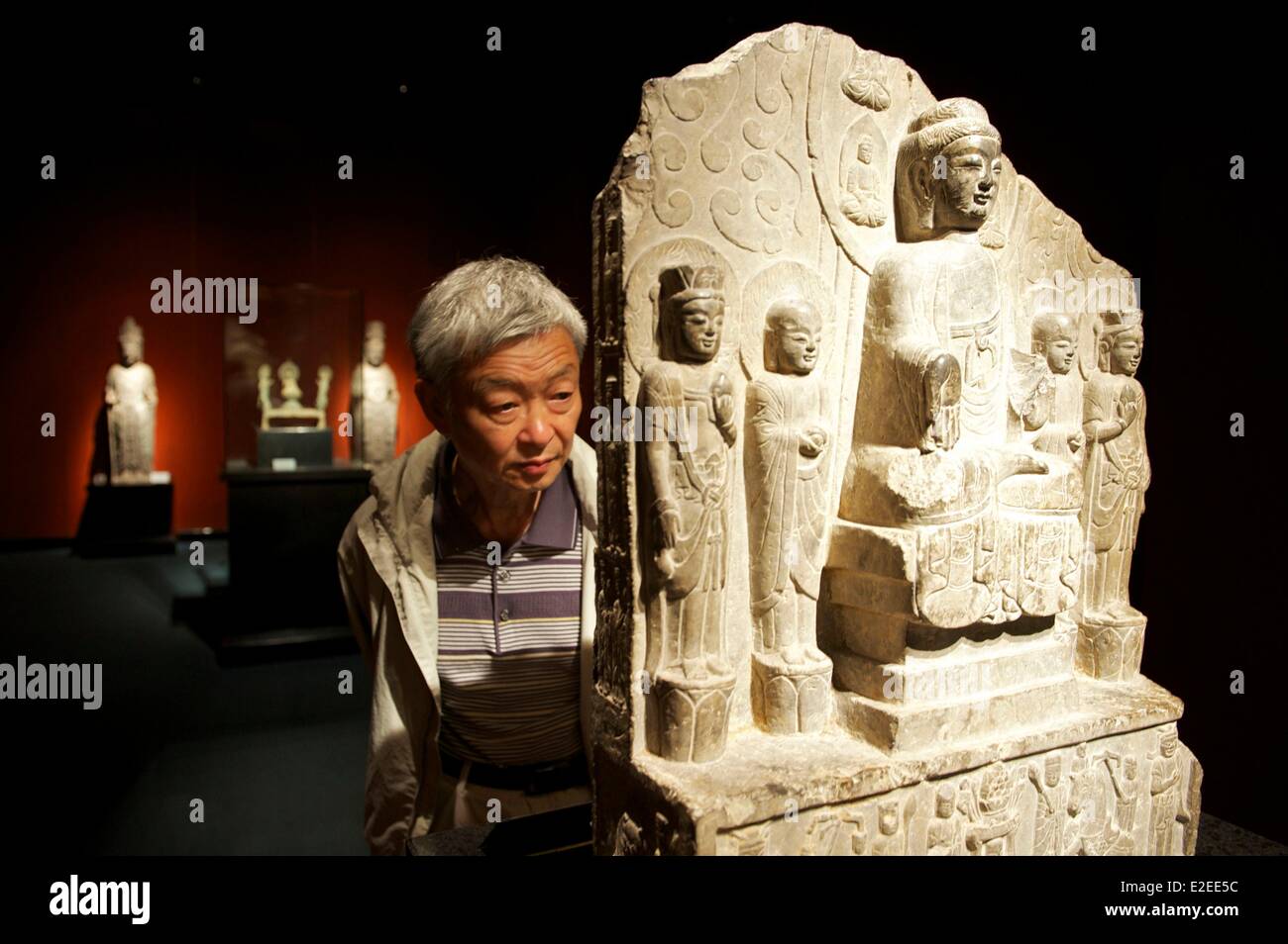 Cina, Shanghai, a Piazza del Popolo, il museo di Shanghai, il Buddha in pietra, 500-577 d.c. Foto Stock