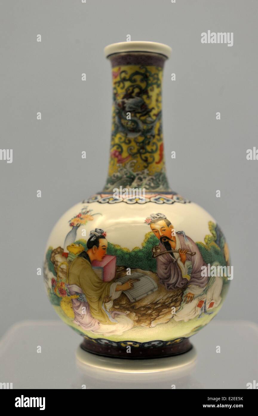 Cina Shanghai People Square e il museo di Shanghai Ceramiche e Porcellane Galleria vaso smaltato con design di figure AD 1736-1795 Foto Stock