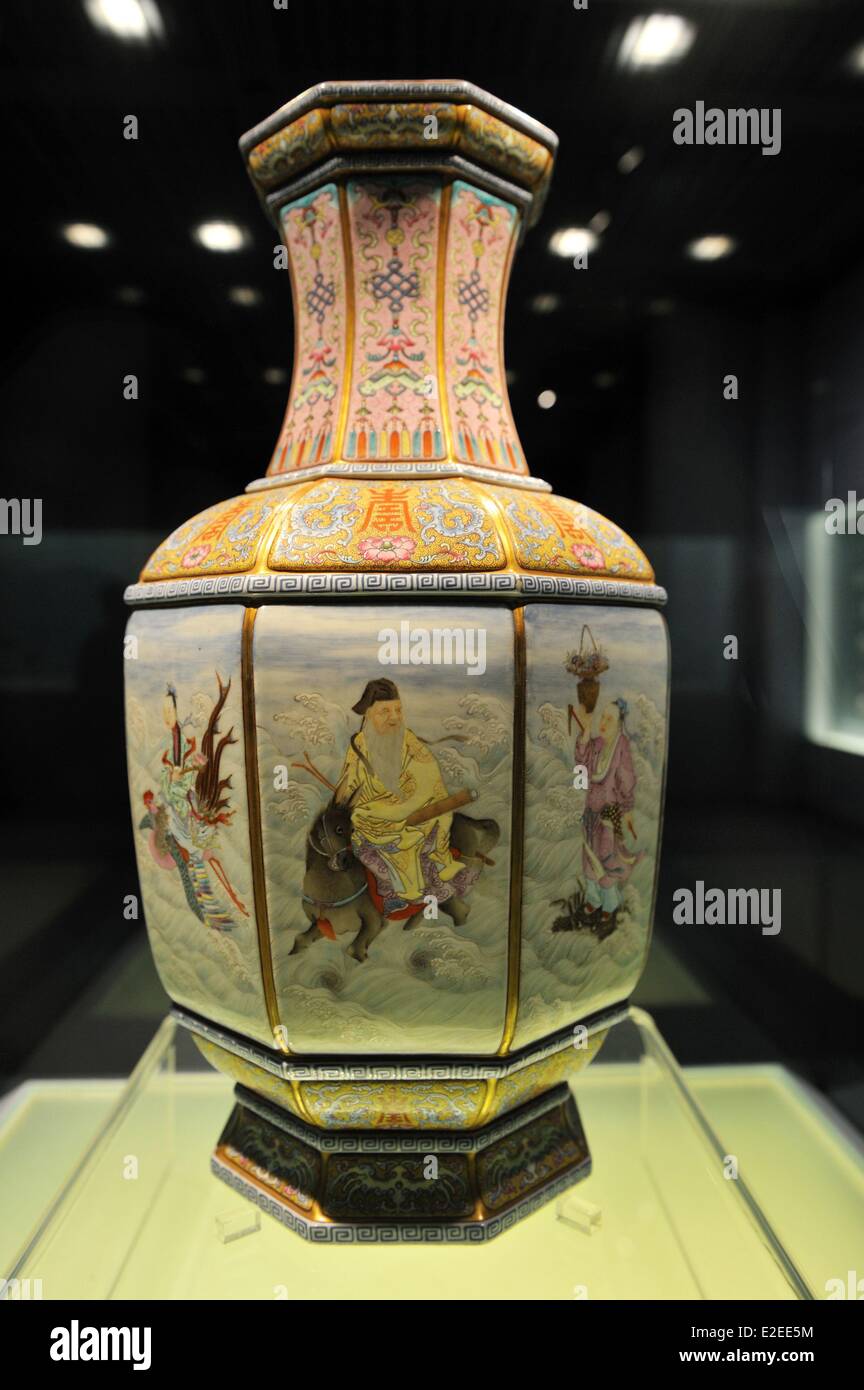 Cina, Shanghai, a Piazza del Popolo, il museo di Shanghai, Ceramiche e Porcellane Galleria, vaso con disegno di 8 immortali, annuncio 1736-1795 Foto Stock