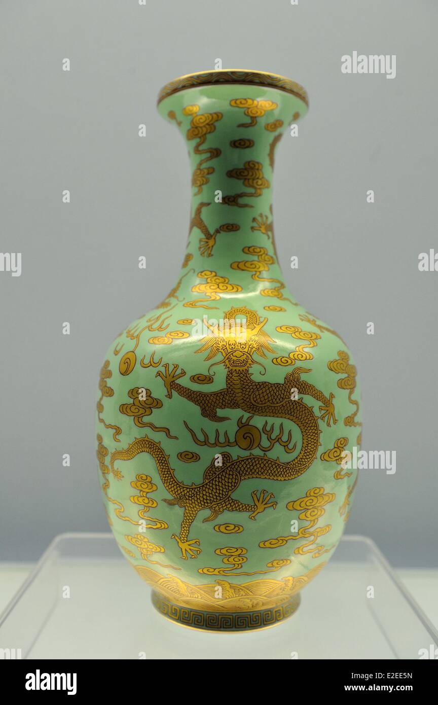 Cina, Shanghai, a Piazza del Popolo, il museo di Shanghai, Ceramiche e Porcellane Galleria, vaso con dragon design, annuncio 1736-1795 Foto Stock