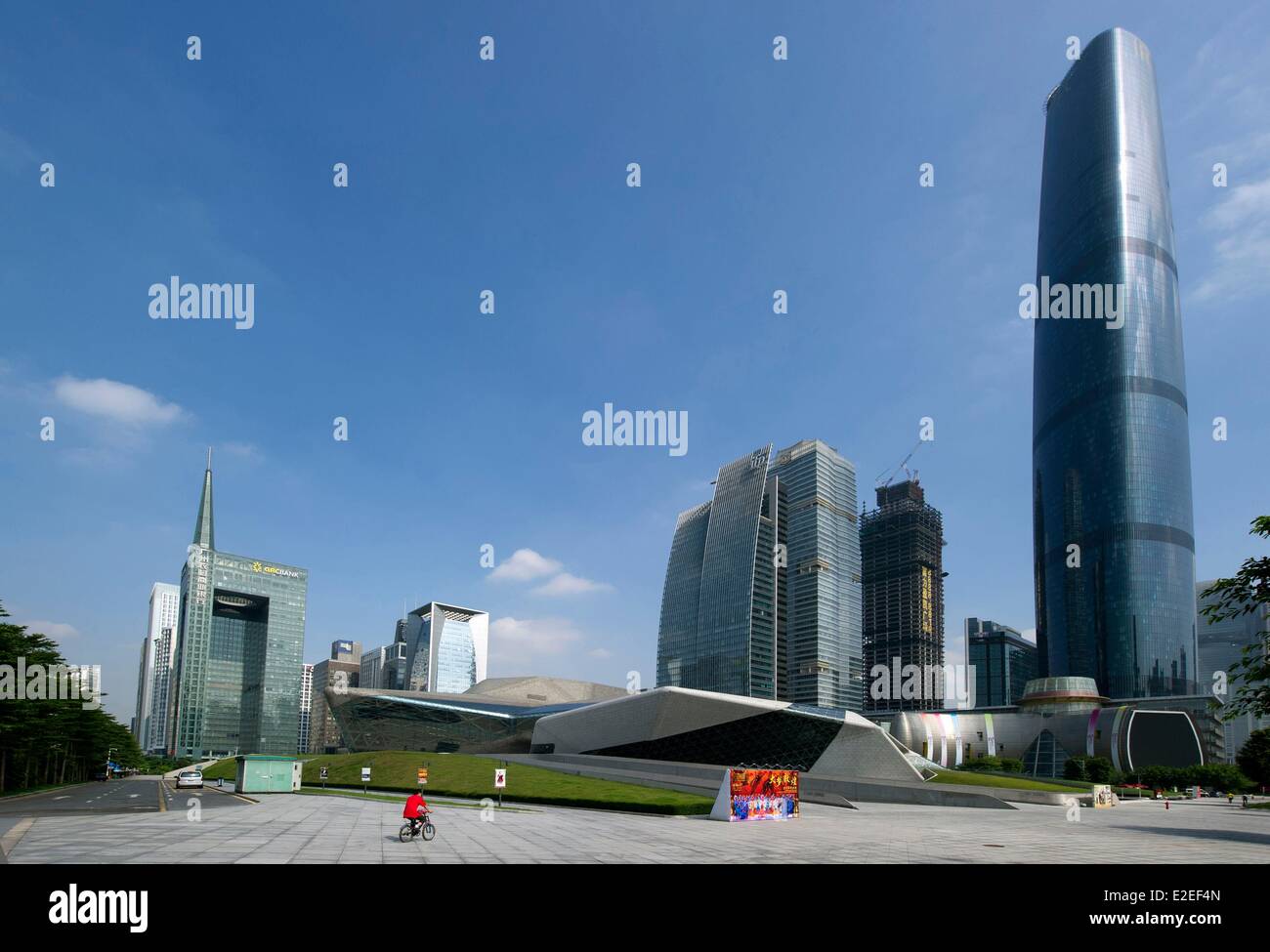 La Cina, nella provincia di Guangdong, Guangzhou, Zhujiang New Town, opera dell'architetto Zaha Hadid Foto Stock