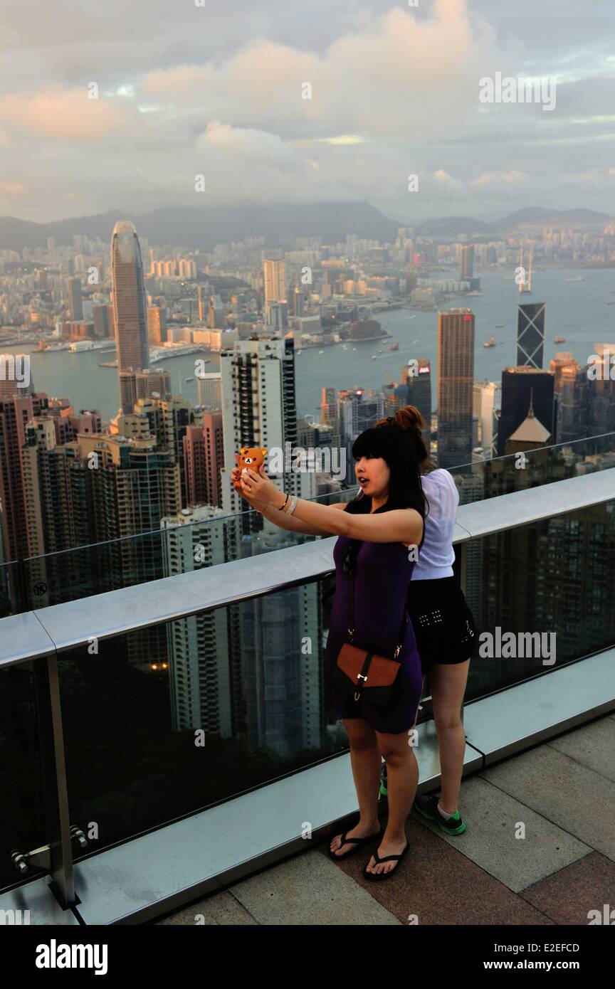 Cina, Hong Kong, vista dal picco Victoria sull isola di Hong Kong e la Penisola di Kowloon in background Foto Stock