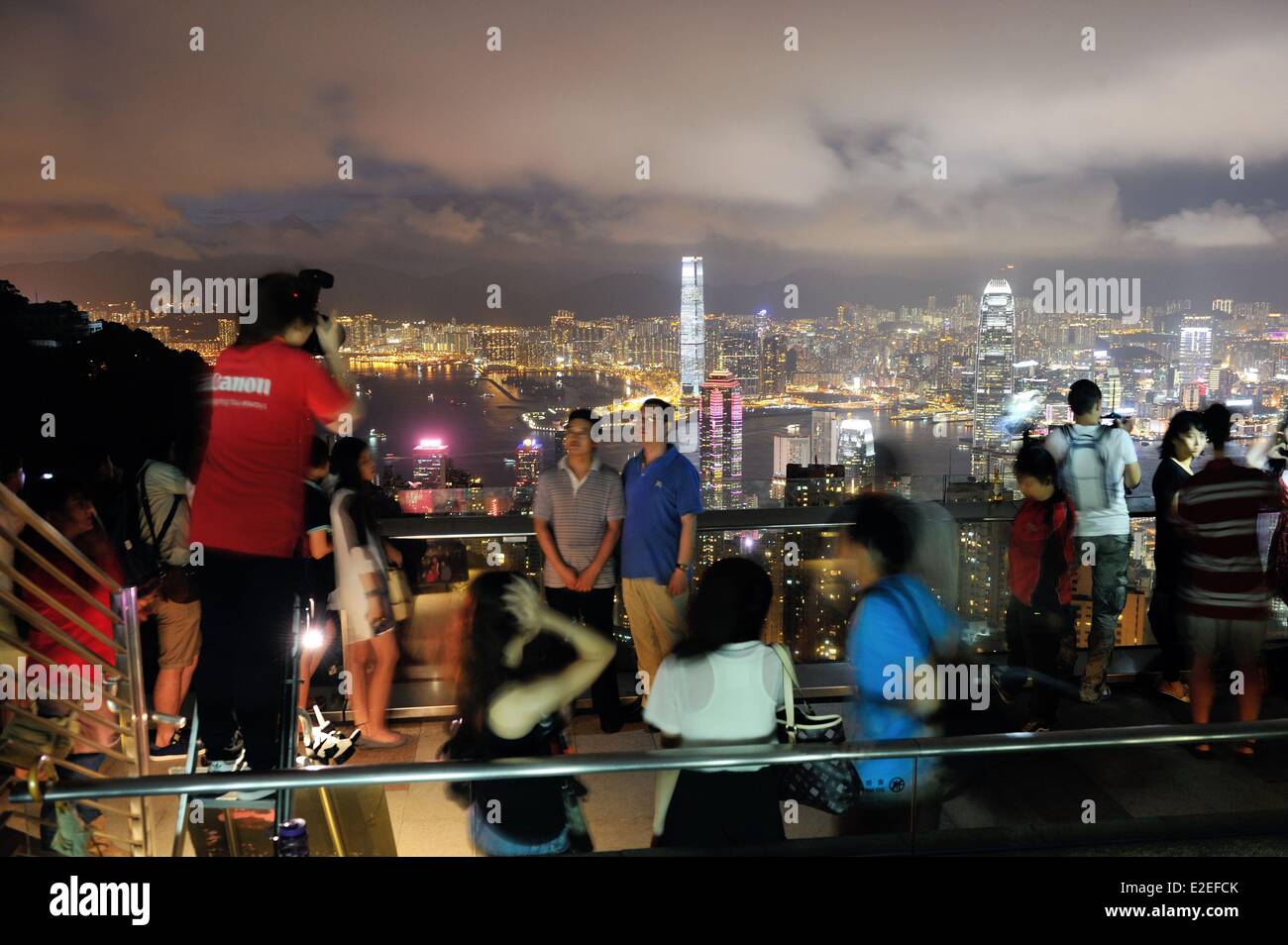 Cina, Hong Kong, Peak Tower fotografia, vista dal picco Victoria sull isola di Hong Kong e la Penisola di Kowloon in background Foto Stock