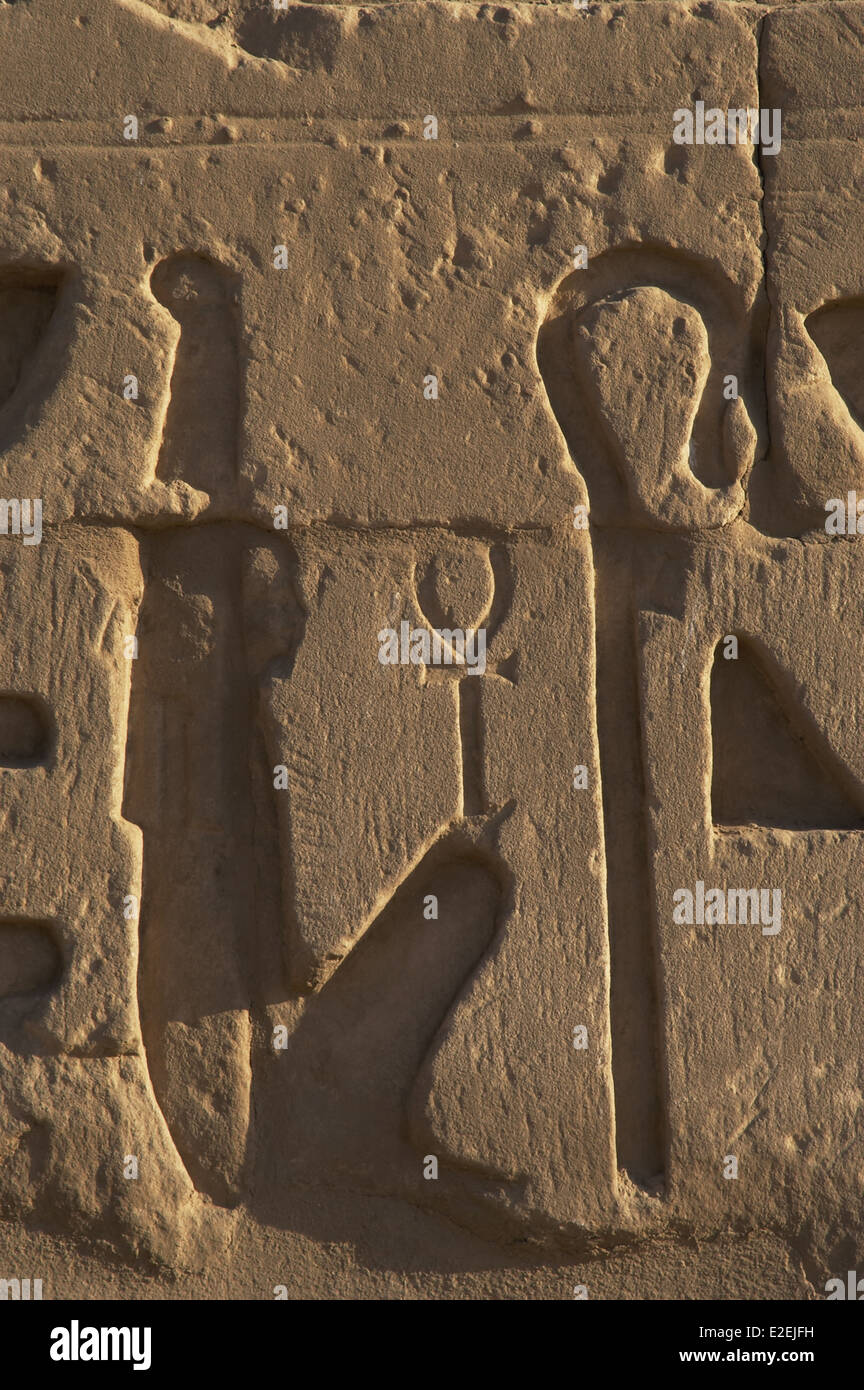 Arte Egizia Complesso del tempio di Karnak. Rilievo raffigurante Maat, dea della verità e della giustizia. Nuovo Impero. L'Egitto. Foto Stock