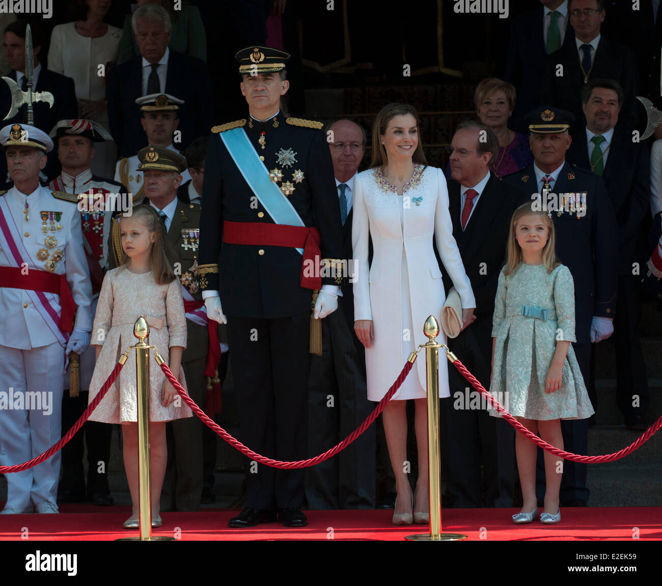 Madrid, Spagna. 19 giugno 2014. Spagna il re Felipe VI (C), la Spagna è regina Letizia (2a R, anteriore) e corona spagnola Principessa delle Asturie Leonor (1L, anteriore) e spagnolo Principessa Sofia (1R, anteriore) assistere ad una revisione militare a Madrid, Spagna, 19 giugno 2014. Felipe vi fu incoronato il giovedì alla Camera bassa del Parlamento. Credito: Xie Haining/Xinhua/Alamy Live News Foto Stock