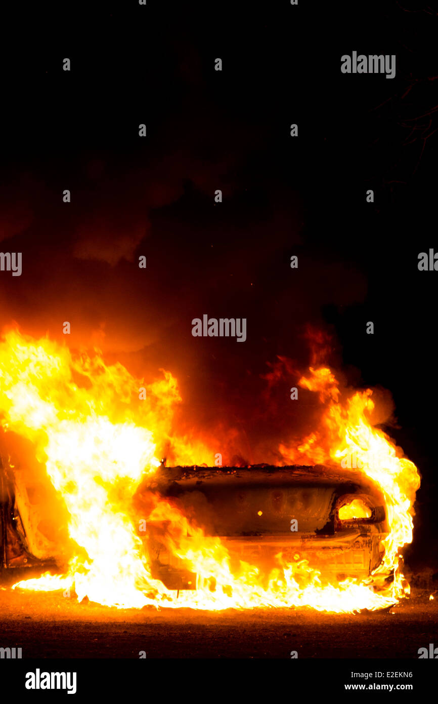 Un incendio sulla vettura di notte. Foto Stock