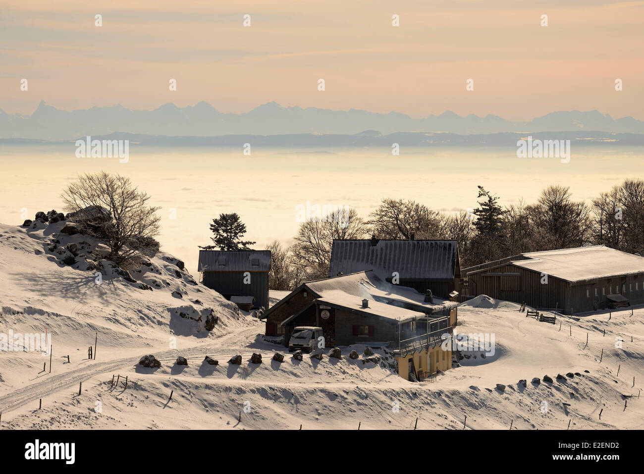 Francia Haut Rhin Oderen Hautes Vosges Trehkopf agriturismo inn Treh Alsazia plain nel mare di ??nuvole Giura svizzero e Oberland Foto Stock