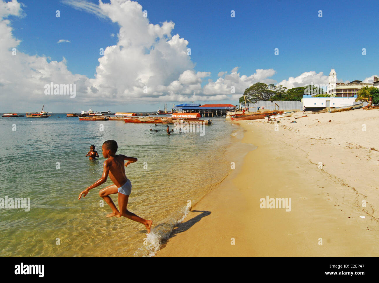 Tanzania isola di Zanzibar isola di Unguja (Zanzibar) città di Zanzibar Stone Town district elencati come patrimonio mondiale dall' UNESCO giovani Foto Stock