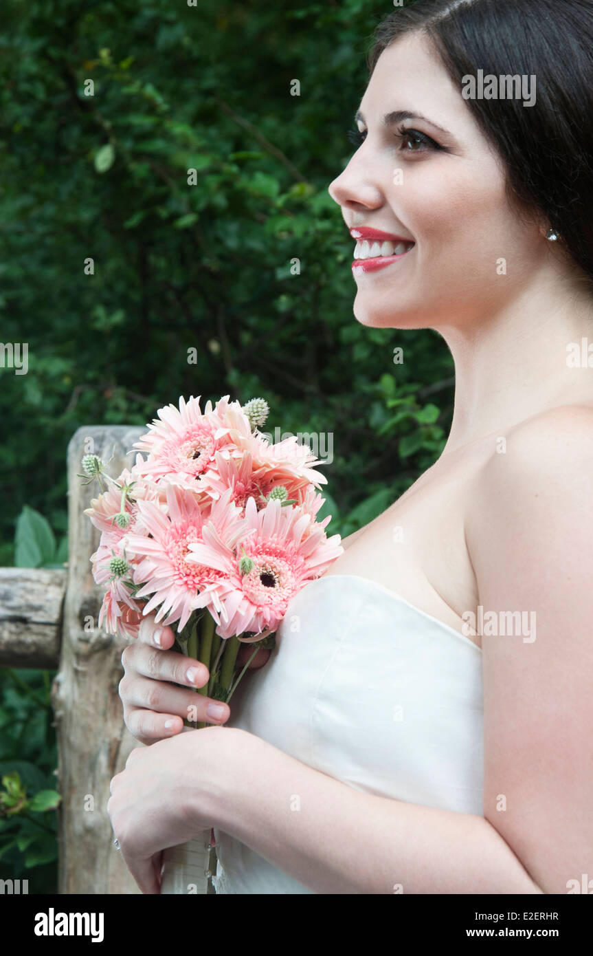 Una sposa sorridendo radiosamente Foto Stock