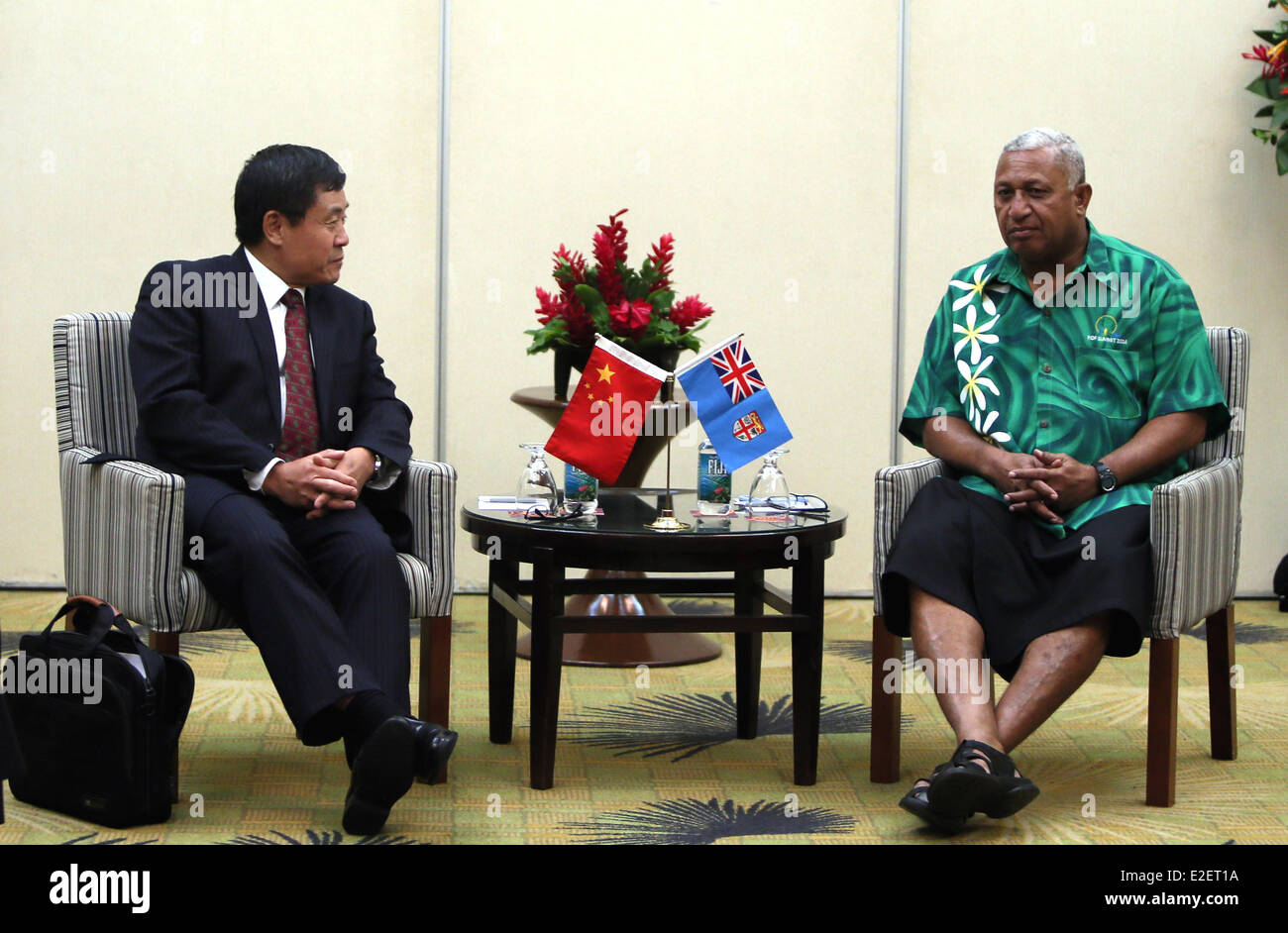 Nadi, Fiji. 19 giugno 2014. Fijian Primo Ministro Voreqe Bainimarama (R) si riunisce con la Cina del suo inviato speciale per le isole China-Pacific dialogo Forum du Qiwen a Nadi, Figi, il 19 giugno 2014. © Li Peng/Xinhua/Alamy Live News Foto Stock