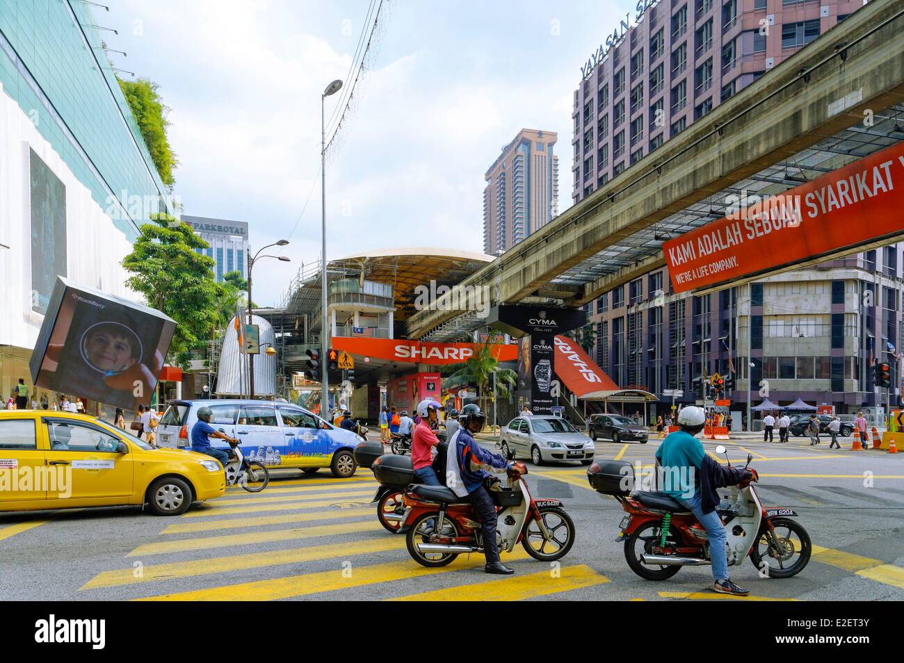 Malesia Kuala Lumpur a lunga distanza autista del camion in centro città con una stazione della metropolitana il traffico in background Foto Stock