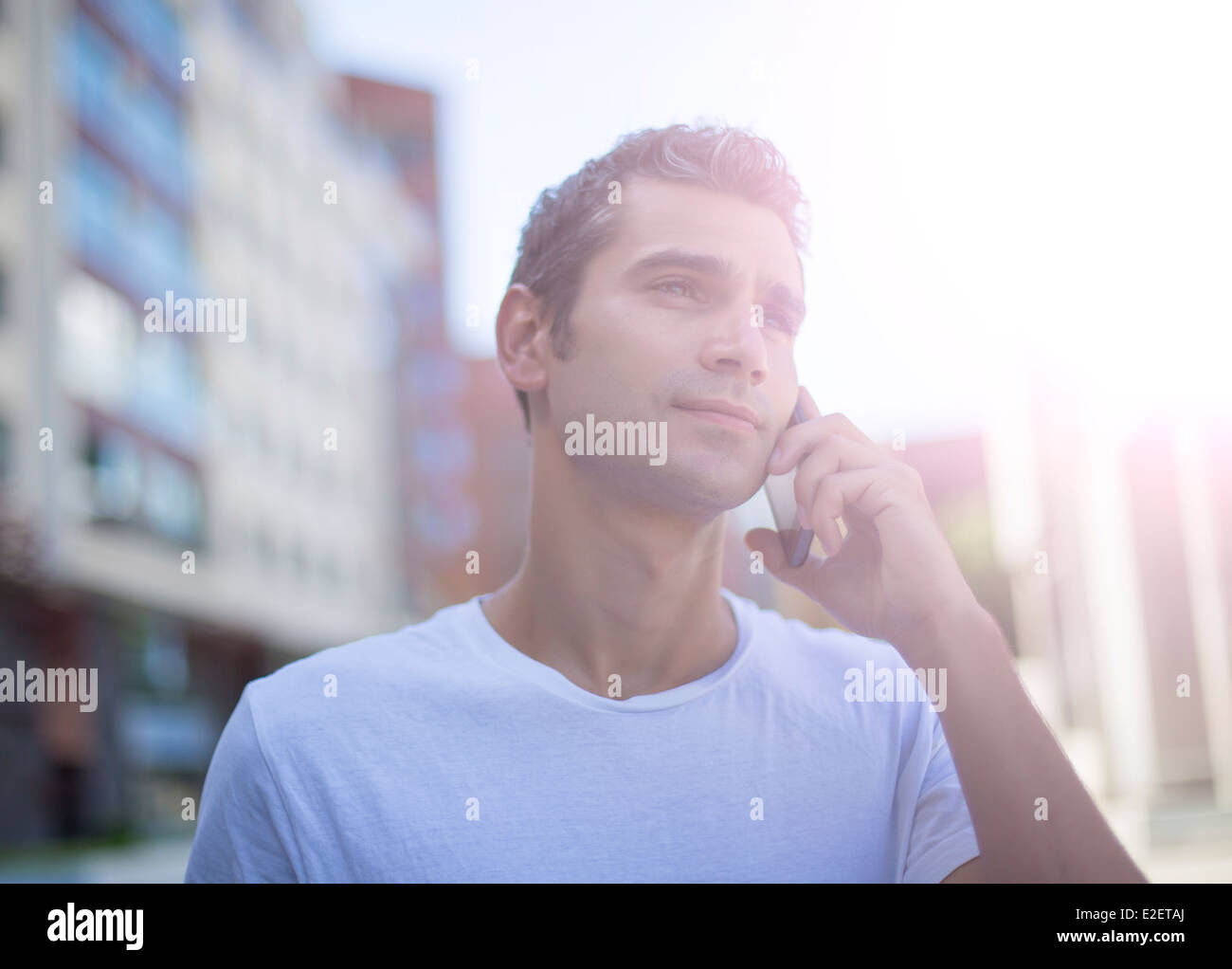 Giovane uomo parlando al telefono cellulare Foto Stock