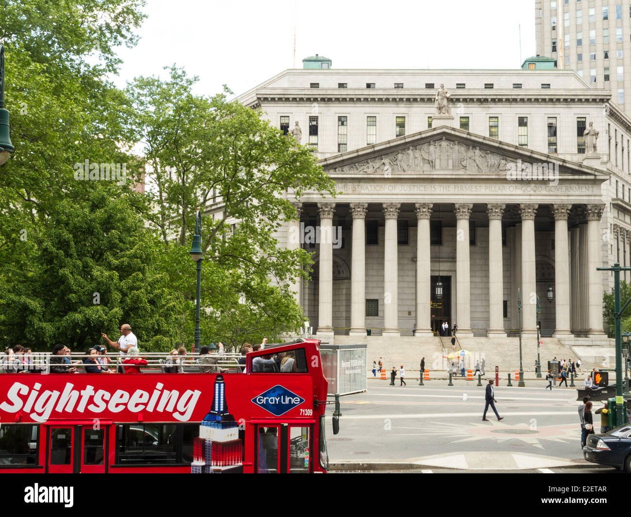 Corte Suprema di New York e costruzione Double Decker Bus Tour, 60 Centre Street, NYC Foto Stock