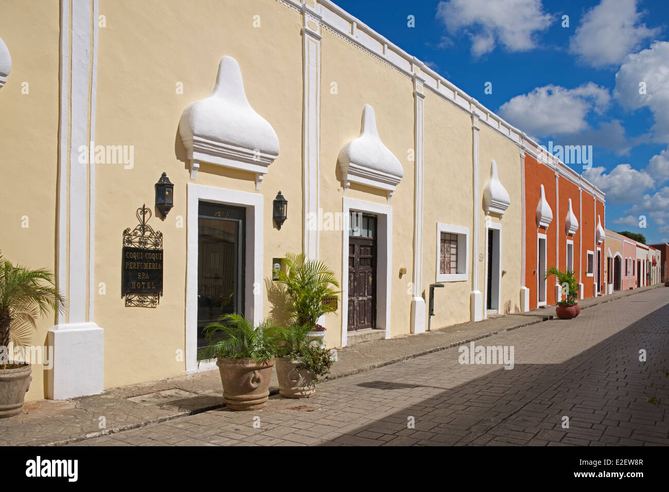 Colorati dipinti restaurati edifici Calzada de Los Frailes Valladolid Yucatan Messico Foto Stock