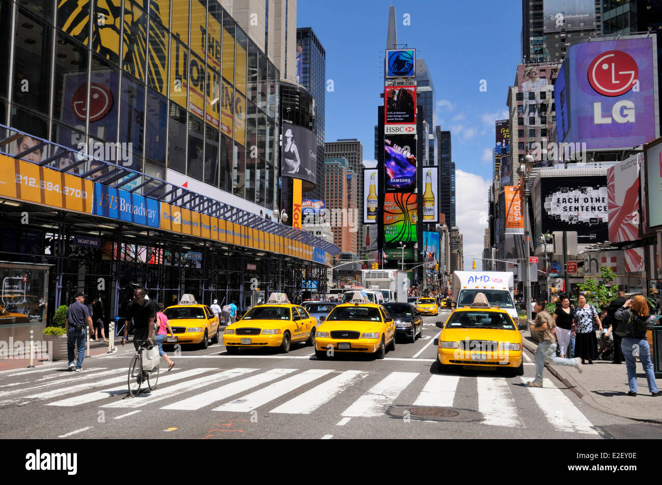 Stati Uniti, New York, Times Square, allineati e arrestato yellow cabs Foto Stock