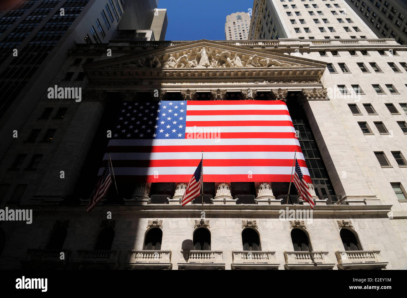 Stati Uniti, New York, Broad Street, Wall Street, NYSE o New York Stock Exchange, bandiera americana sulla facciata Foto Stock